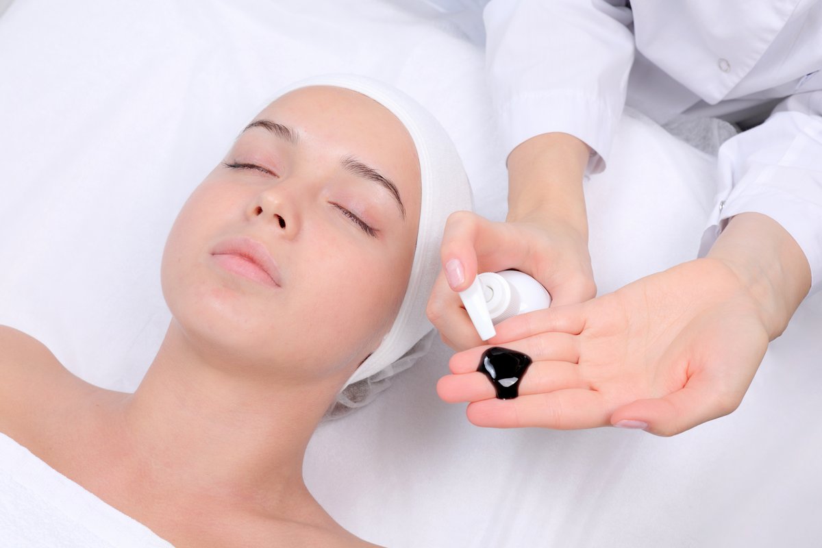 Нанесение на лицо модели Гель очищающий анти-акне из линейки Clean Face