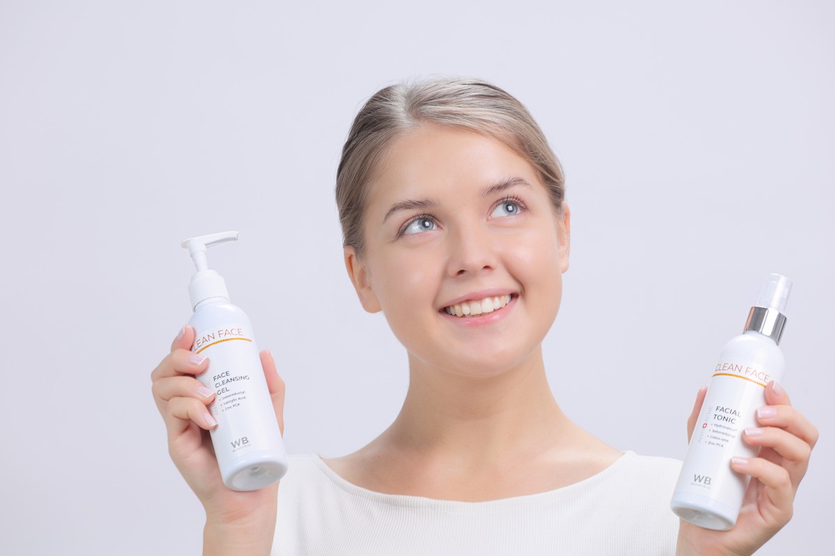 На фото представлены продукты из линейки Clean Face: Гель очищающий и Тоник для лица анти-акне для проблемной и жирной кожи.